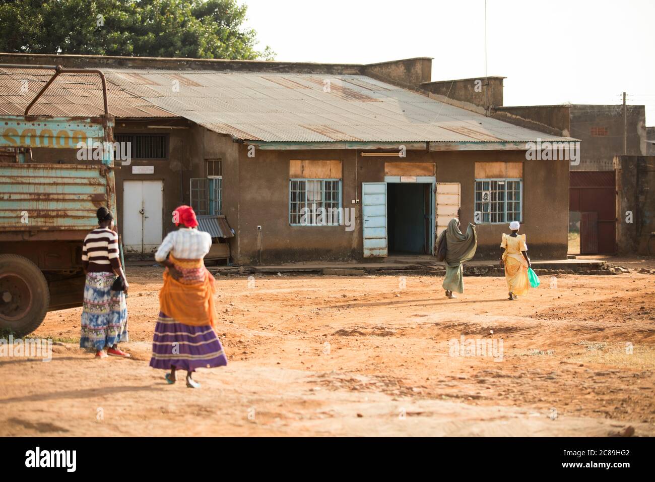 Les travailleurs rentrent d'un entrepôt coopératif de café à Mbale, en Ouganda, en Afrique de l'est. Banque D'Images