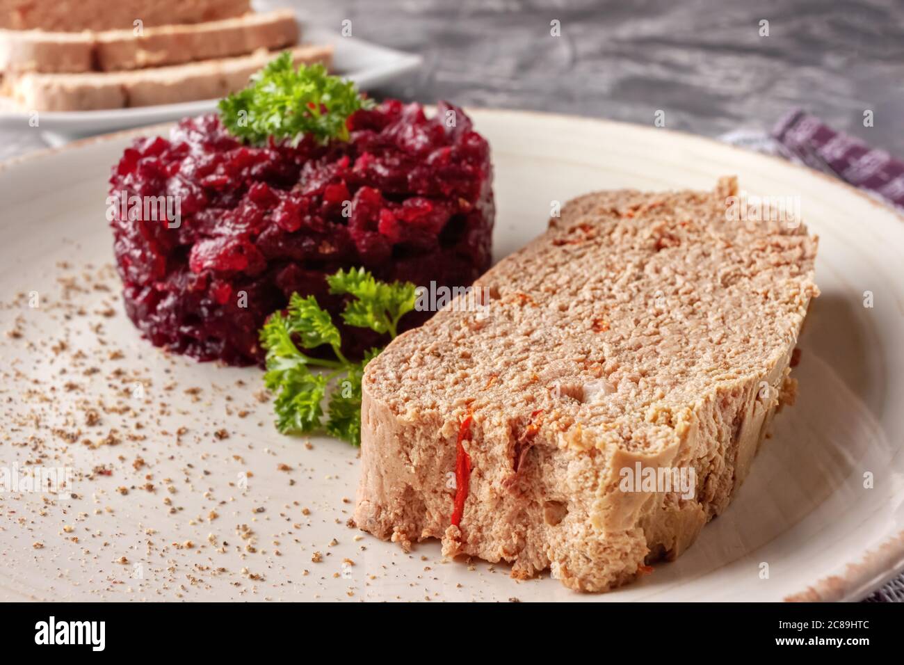 Terrine de poulet fraîche avec des confits de betteraves et du persil sur un plateau Banque D'Images