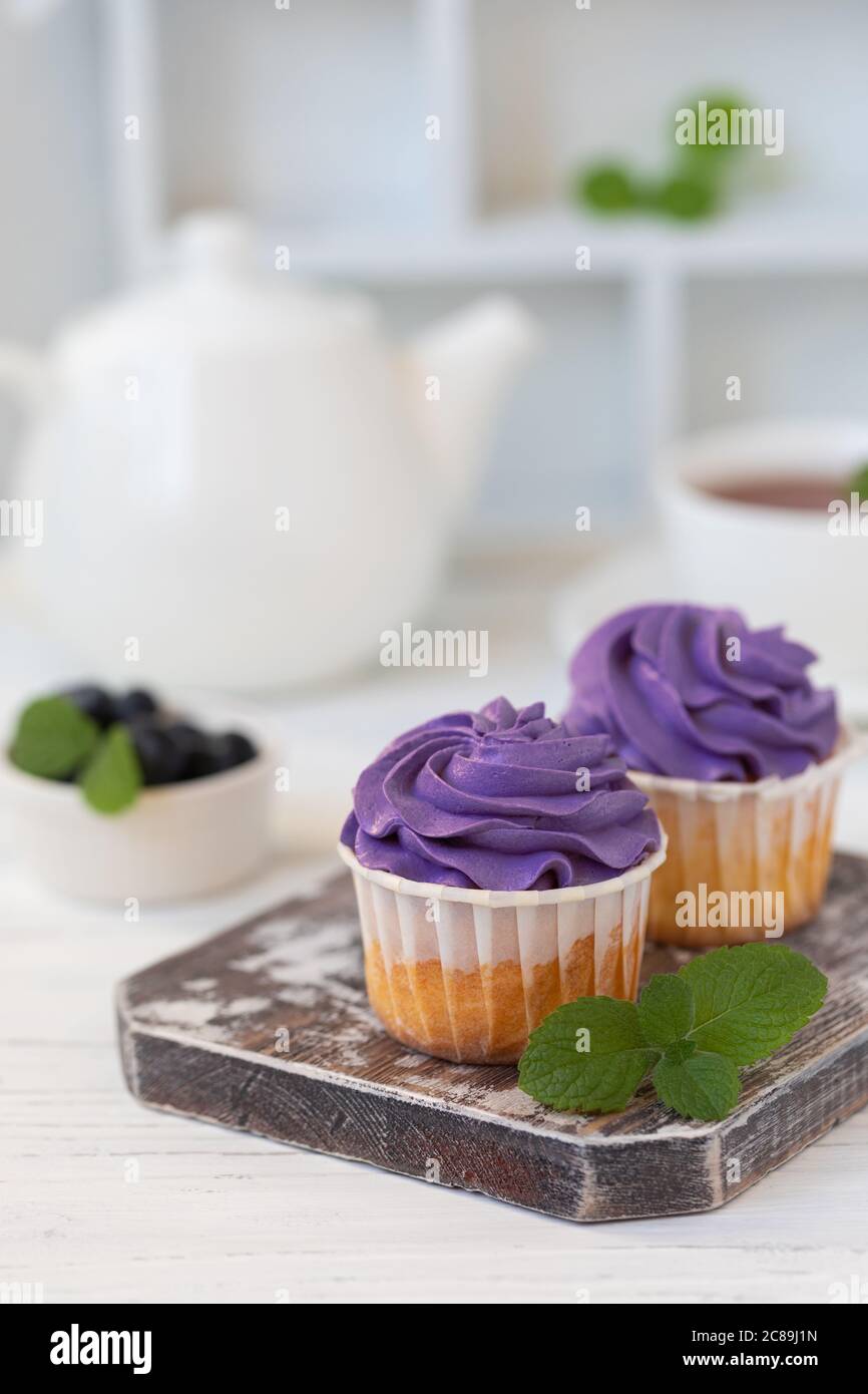 Muffins en velours violet maison doux et soyeux avec confiture de tube, sélection Banque D'Images