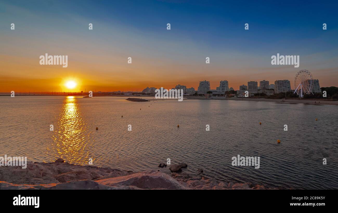 la-grande-motte-et-la-plage-banque-de-photographies-et-d-images-haute