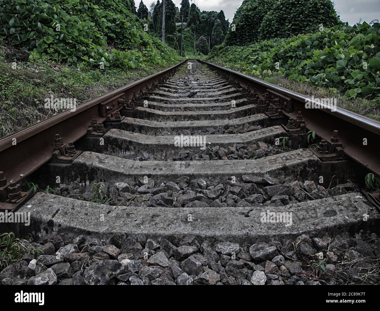 Vieux rails dans le paysage avec des lignes de chemin de fer de ligne de tête Banque D'Images Vieux rails dans le paysage avec des lignes de chemin de fer de ligne de tête Banque D'Images