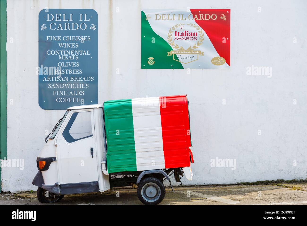 Largs, North Ayrshire, Écosse, Royaume-Uni. Deli il Cardo affiche le café et un camion de livraison Piaggio APE 50 peint avec les couleurs du drapeau national italien Banque D'Images