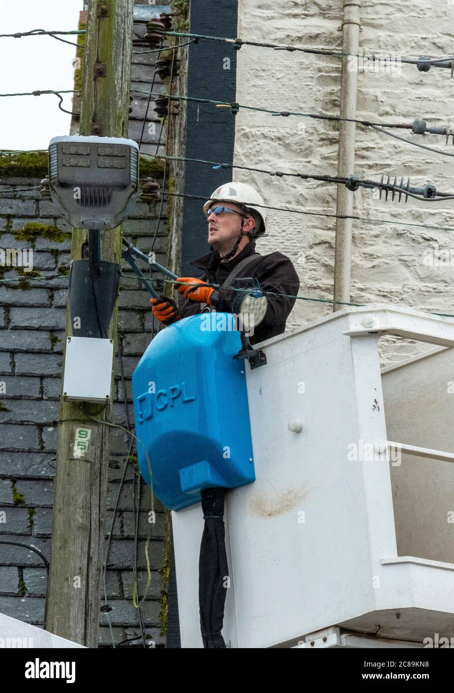 Les ingénieurs électriques de Keltbray remplacent les câbles d'alimentation aériens dans le centre-ville de Wigtown, Dumfries & Galloway, en Écosse. Banque D'Images