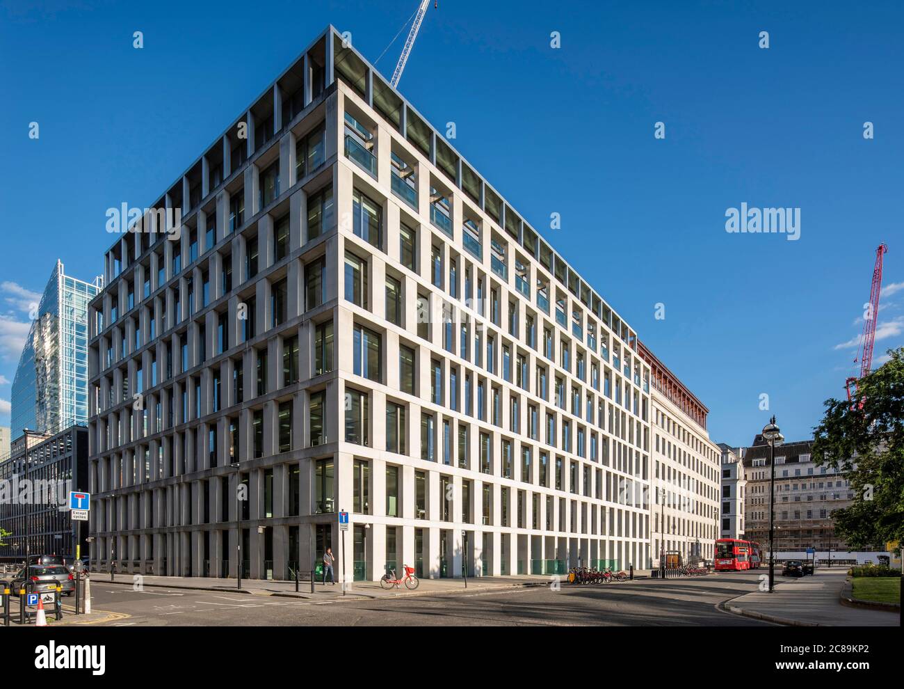 Oblique à partir du coin nord-ouest de l'élévation de la place Finsbury. 30 Finsbury Square, Londres, Royaume-Uni. Architecte: Eric Parry Architects Ltd, 2003. Banque D'Images