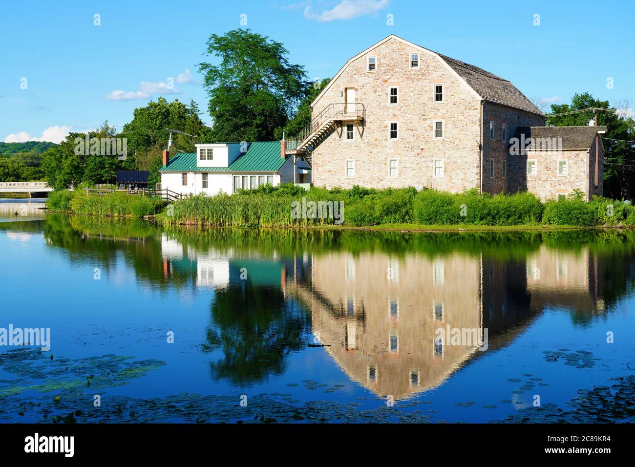 CLINTON, NJ -14 JUL 2020- vue sur l'historique Hunterdon Art Museum, un musée d'art contemporain situé dans un ancien moulin en pierre de Clinton, Hunterdon Coun Banque D'Images