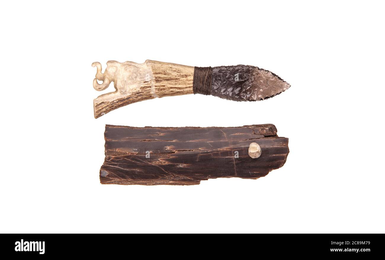 Couteau obsidienne avec poignée osseuse, isoler sur fond blanc. Arme préhistorique en verre volcanique. Banque D'Images