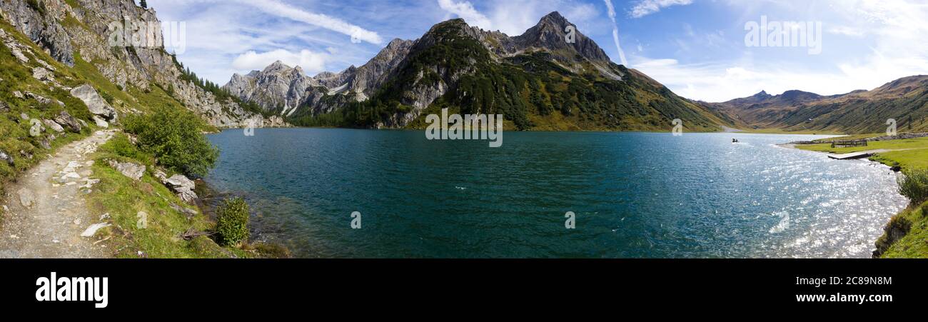 Le lac 'Tappenkarsee' dans les alpes autrichiennes avec sentier de randonnée et pics de montagne environnants (Kleinarl, Comté de Salzbourg) Banque D'Images