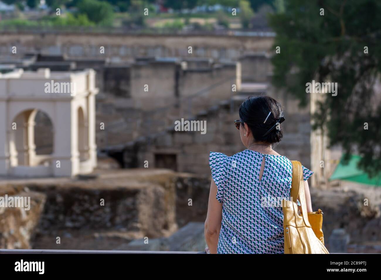 Femme admirant les ruines de l'Alcazaba arabe à Mérida Banque D'Images