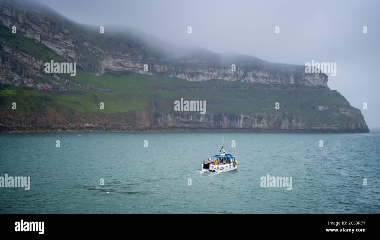 Pêche côtière au large du promontoire de Great Orme dans le nord du pays de Galles. Bateau de pêche gallois. Bateau de pêche à la marmite de homard. Banque D'Images