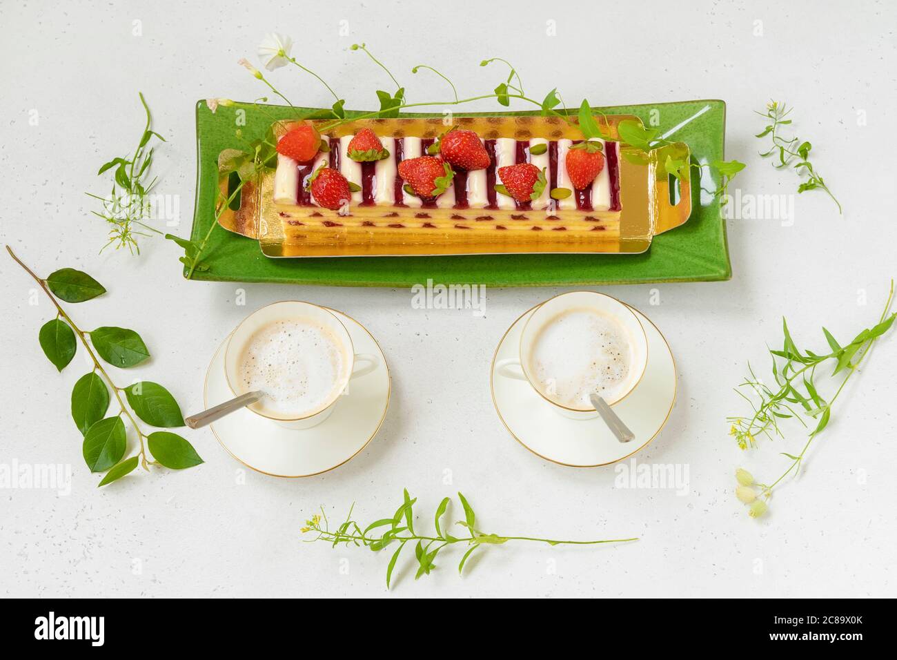 Saison D Ete Concept Romantique Du Matin Cafe Et Gateau Aux Fruits Pour Deux Photo Stock Alamy
