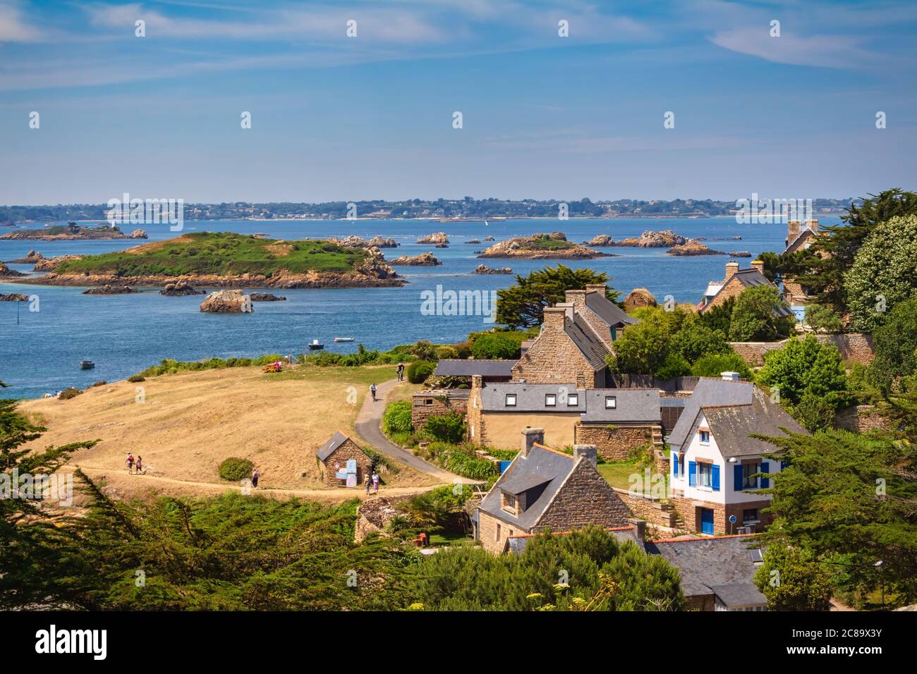 Vue panoramique sur l'île depuis la colline de l'église Saint Michel. Île de Brehat, Bretagne, France Banque D'Images