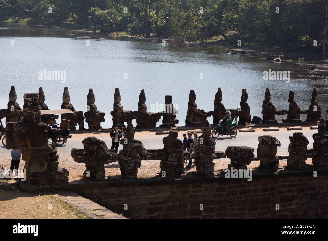 South Gate, à Angkor Thom, Siem Reap, Cambodge 19.12.2017 statues sur le pont Banque D'Images