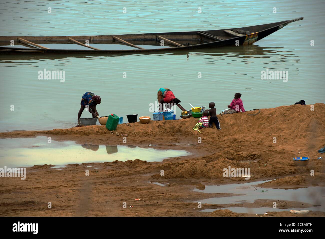 Les habitants de la région se mettent à se moder de leurs vêtements dans une rivière. Région de Mopti, Mali, Afrique de l'Ouest. Banque D'Images