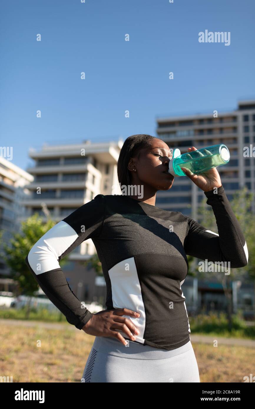 Faible angle d'eau potable de la glissière noire pendant la pause dans l'entraînement du matin Banque D'Images
