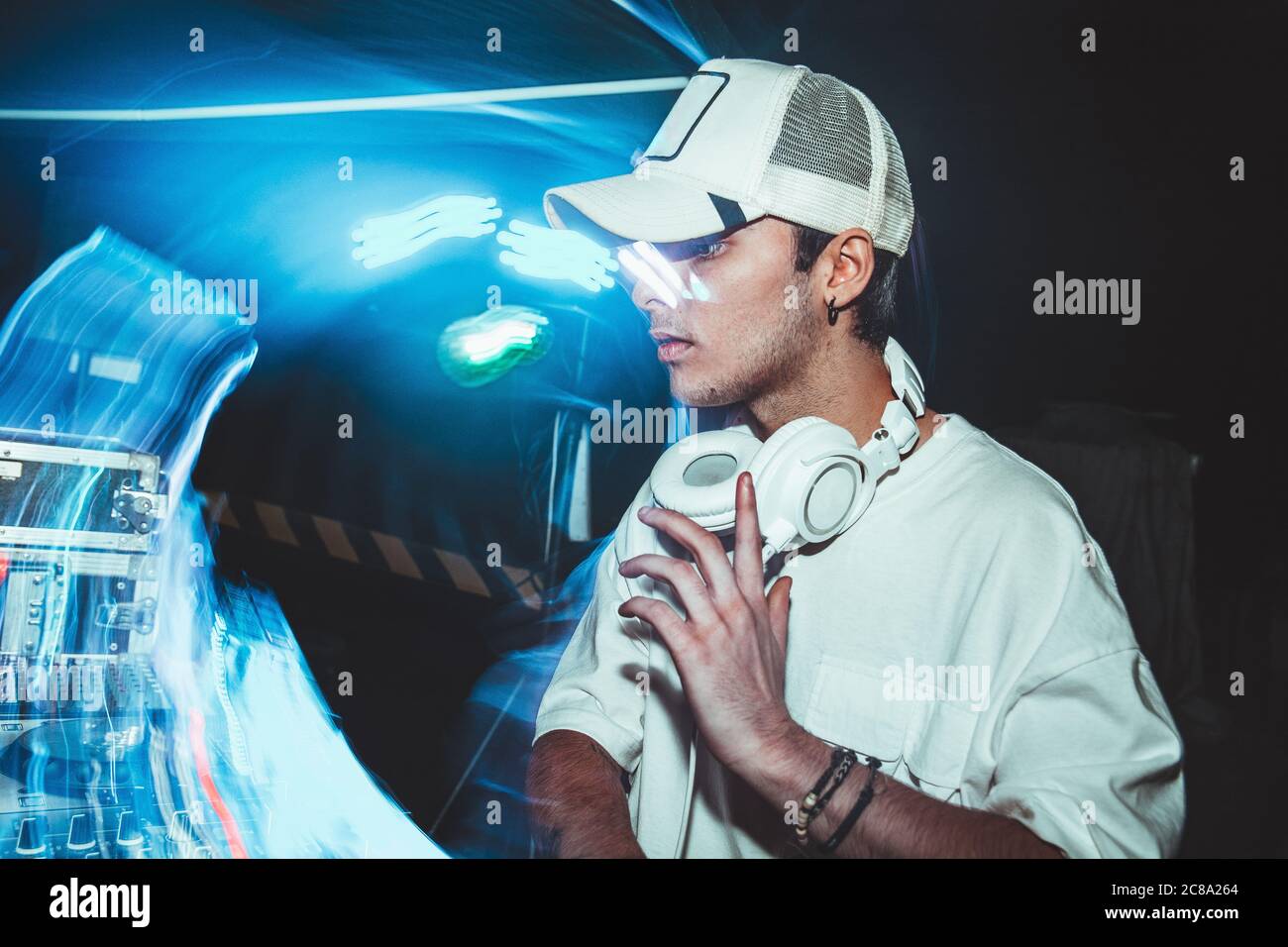 Disque charismatique jockey à la platine. DJ joue sur les meilleurs, célèbres lecteurs de CD à la discothèque pendant la fête. EDM, concept de fête. Banque D'Images