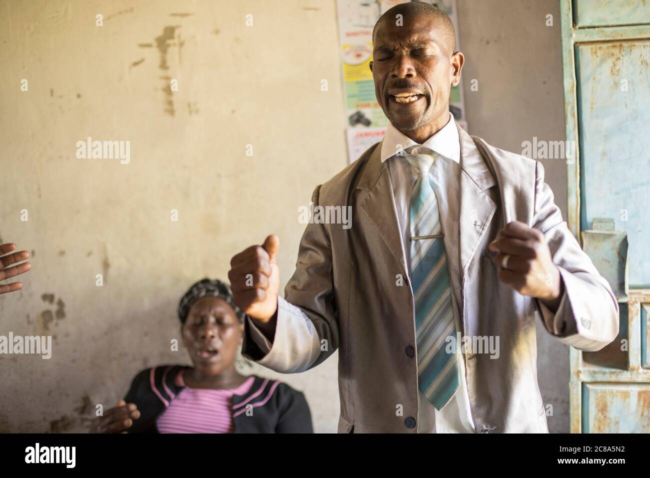 Petit service d'église chrétienne pentecôtiste dans le comté de Makueni, Kenya, Afrique de l'est. Banque D'Images