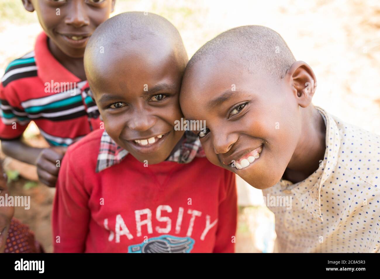 Visages d'enfants souriants et heureux dans le comté de Makueni, Kenya. Banque D'Images