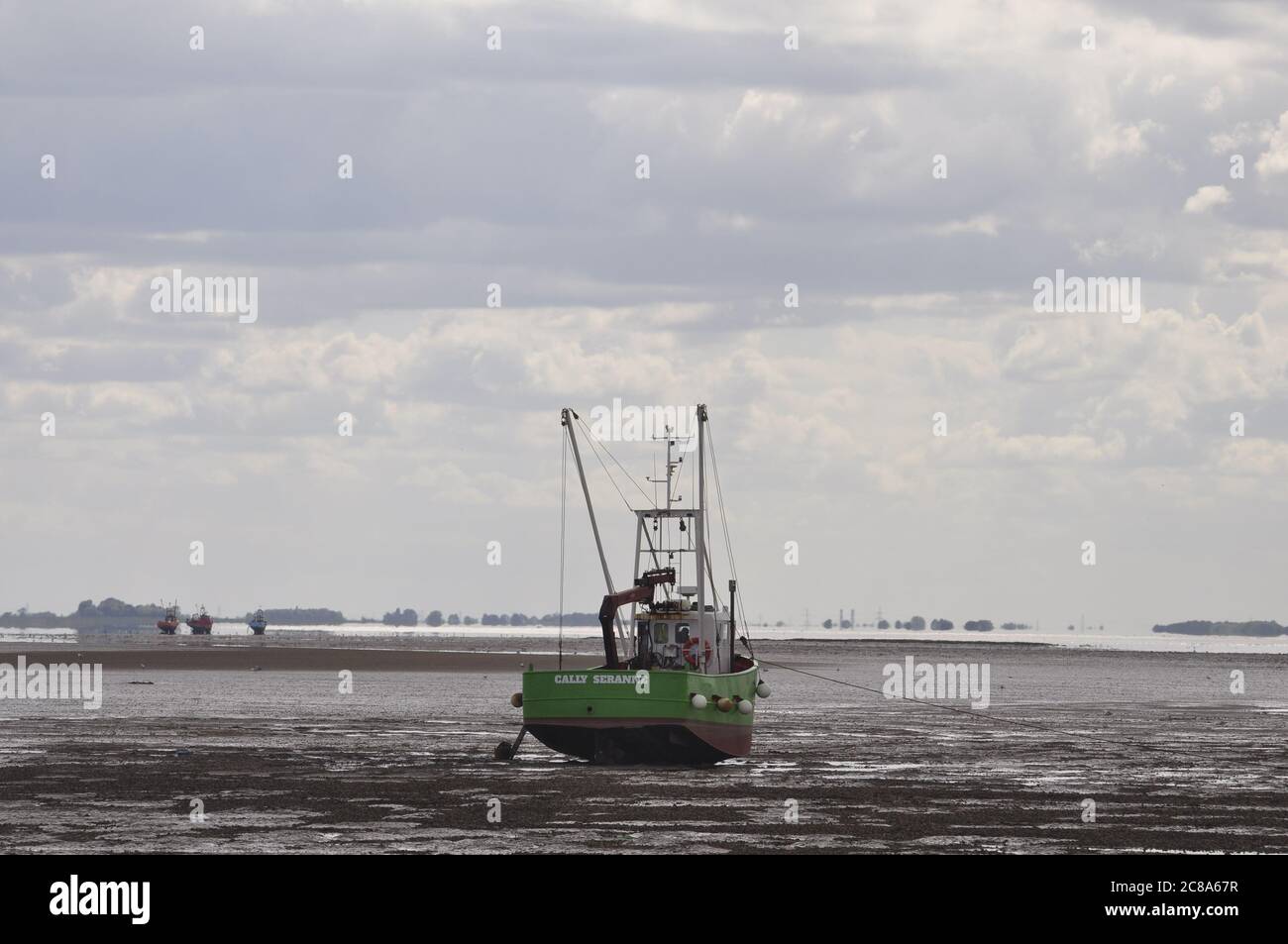 Bateaux de pêche commerciaux de Boston et King's Lynn à la main-raking cockles dans le Wash, une grande crique sur la côte est de l'Angleterre. Banque D'Images