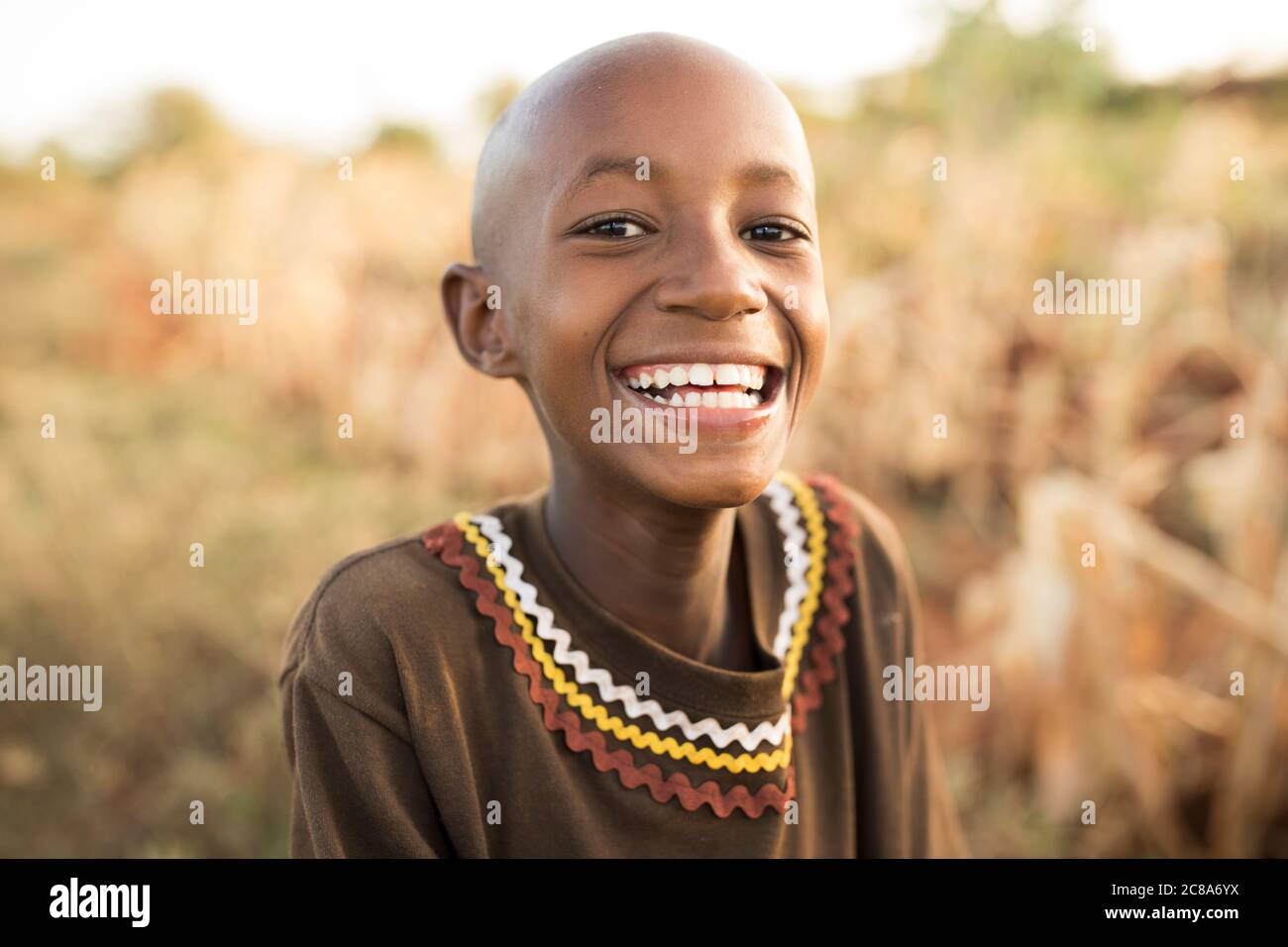 Portrait d'une fillette heureuse, 11 ans, dans le comté de Makueni, Kenya, Afrique de l'est. Banque D'Images