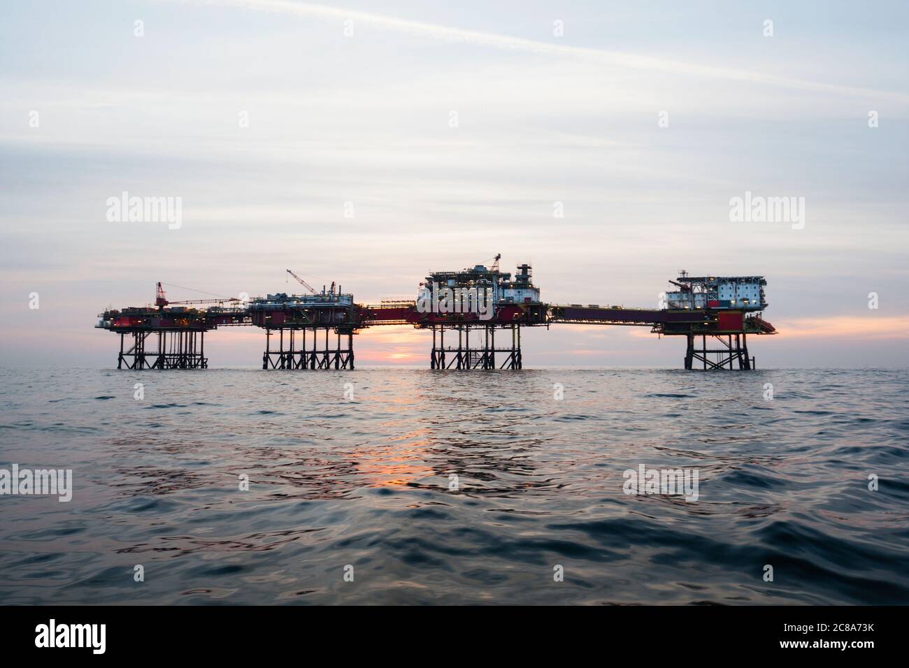Plate-forme pétrolière offshore à l'heure du coucher du soleil Banque D'Images