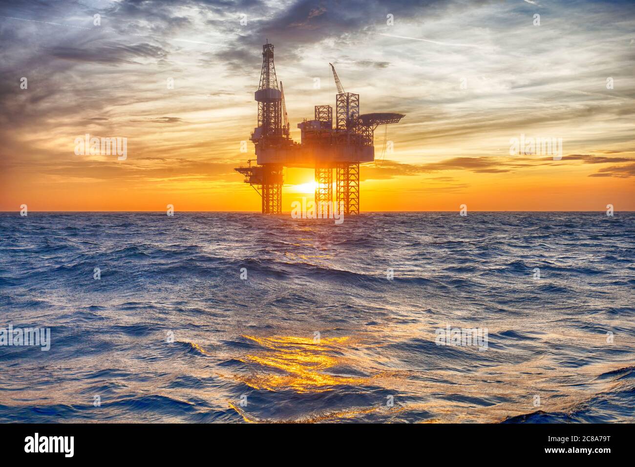 Forage pétrolier à l'heure du coucher du soleil Banque D'Images