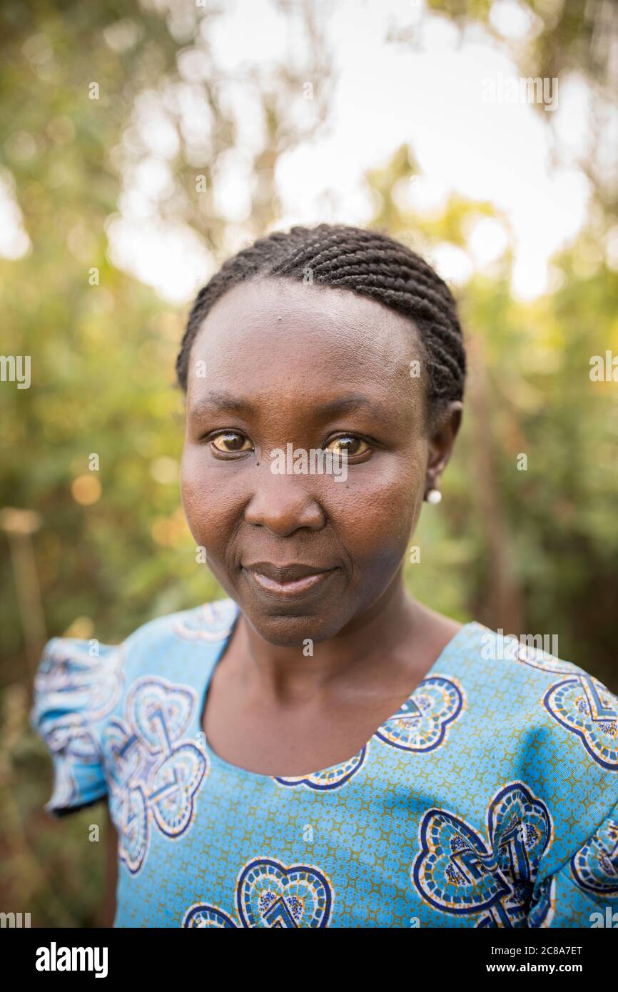 Portrait d'une femme africaine avec des tresses et une robe bleue - comté de Makueni, Kenya, Afrique de l'est. Banque D'Images