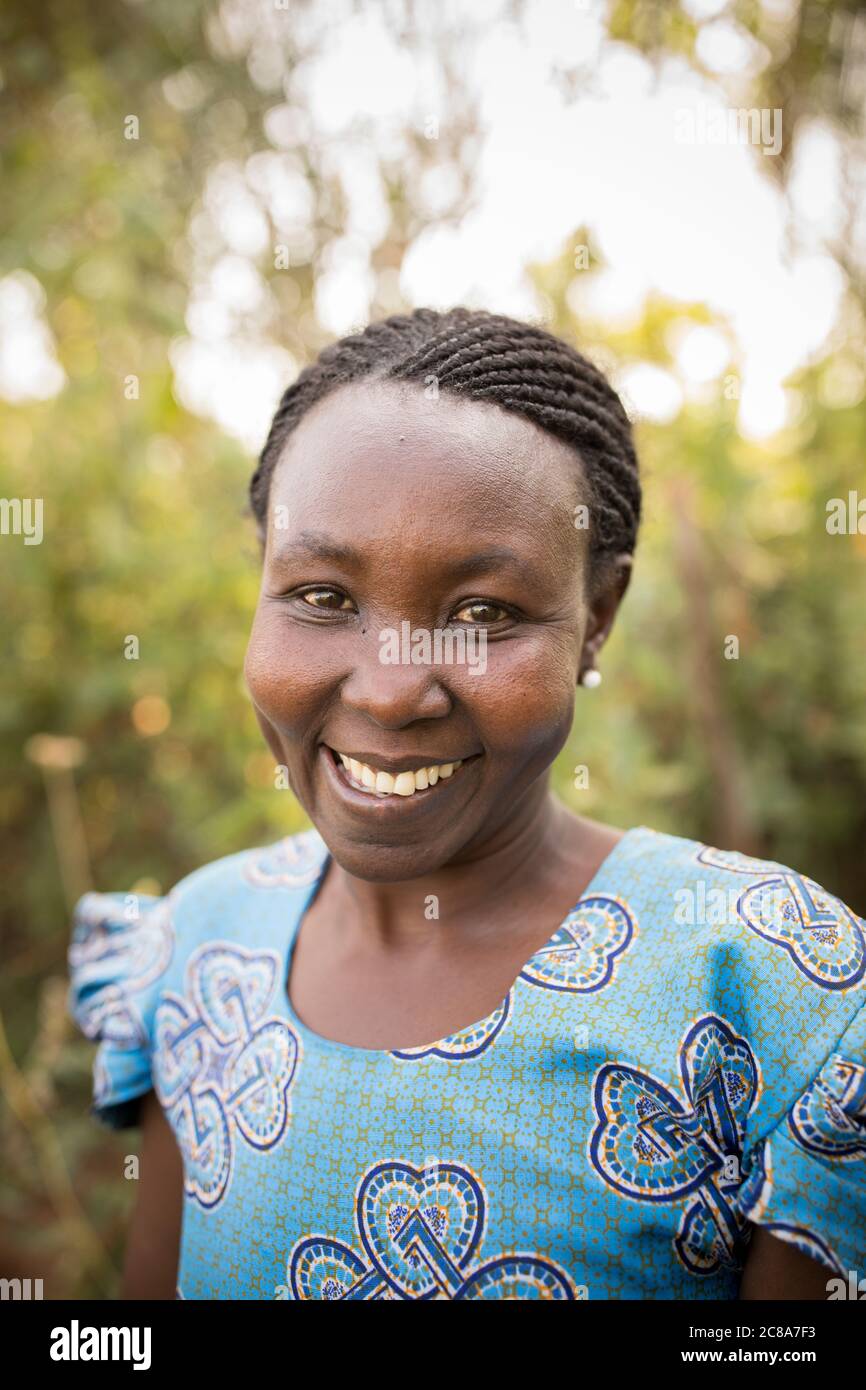 Portrait d'une femme africaine avec des tresses et une robe bleue - comté de Makueni, Kenya, Afrique de l'est. Banque D'Images