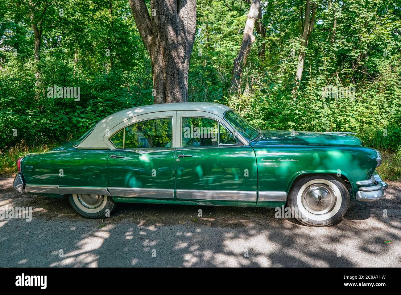 Berlin, Allemagne. 18 juillet 2020. 18.07.2020, Berlin, un Kaiser Manhattan K 532 en limousine de 4 portes, construit en 1953 dans le parc Treptower. Ce véhicule est une rareté absolue et n'a été construit qu'en nombre relativement faible. | utilisation dans le monde crédit : dpa/Alay Live News Banque D'Images