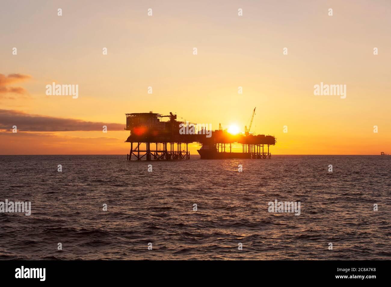 Plate-forme pétrolière offshore à l'heure du coucher du soleil Banque D'Images