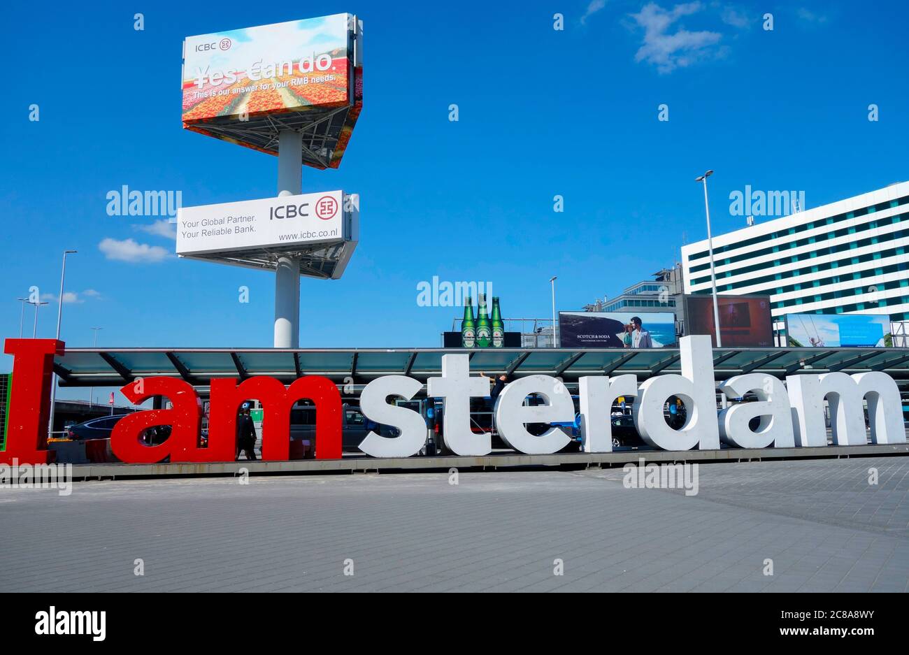 Panneau « I Am Amsterdam » devant l'aéroport de Schiphol. Amsterdam, pays-Bas. Banque D'Images