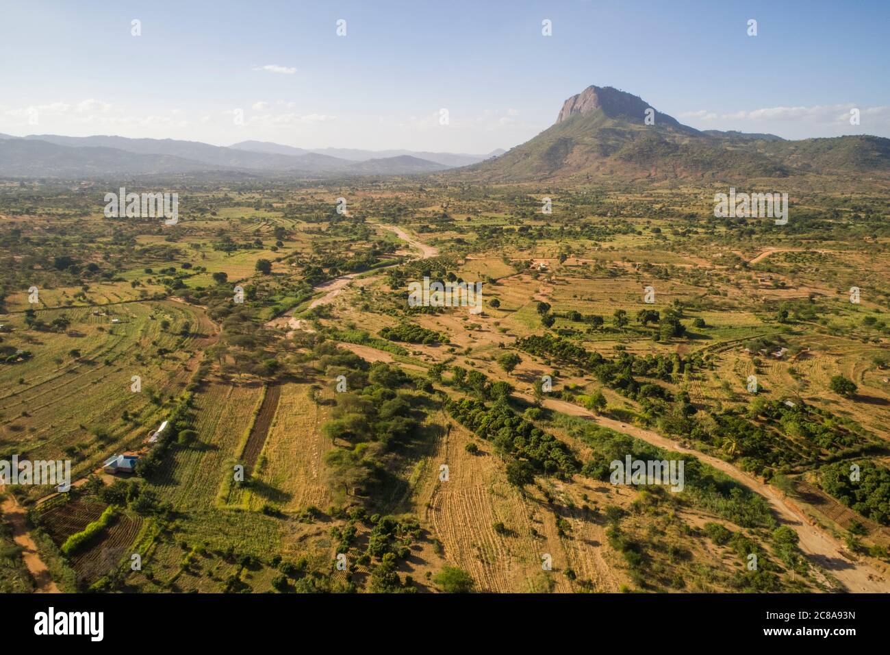 La roche de Nzaui s'élève au-dessus des terres agricoles, des vergers et des rivières saisonnières dans le comté de Makueni, au Kenya, en Afrique de l'est. Banque D'Images