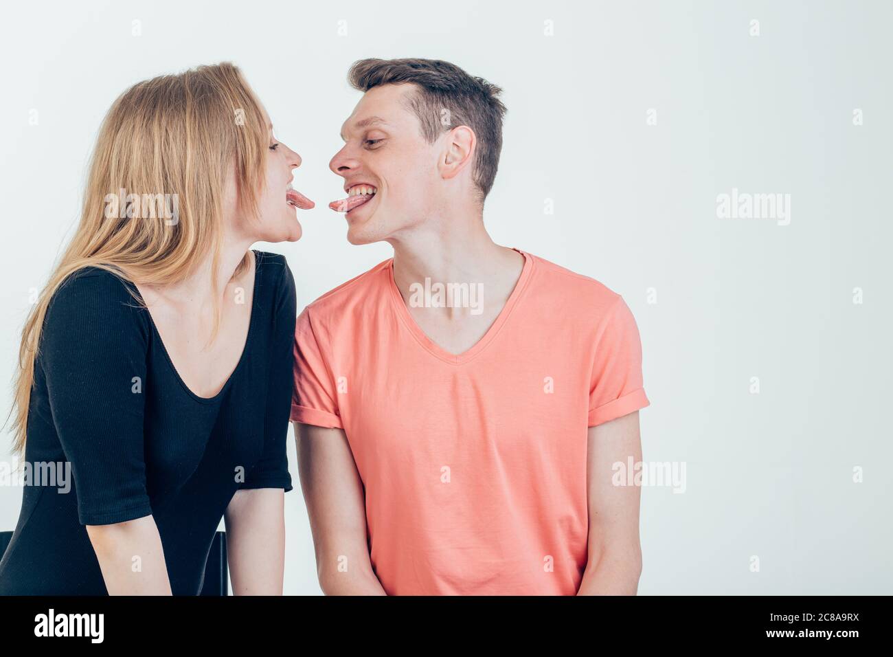 Un jeune couple fou qui flirte et embrasse avec la langue à la maison Photo Stock Alamy