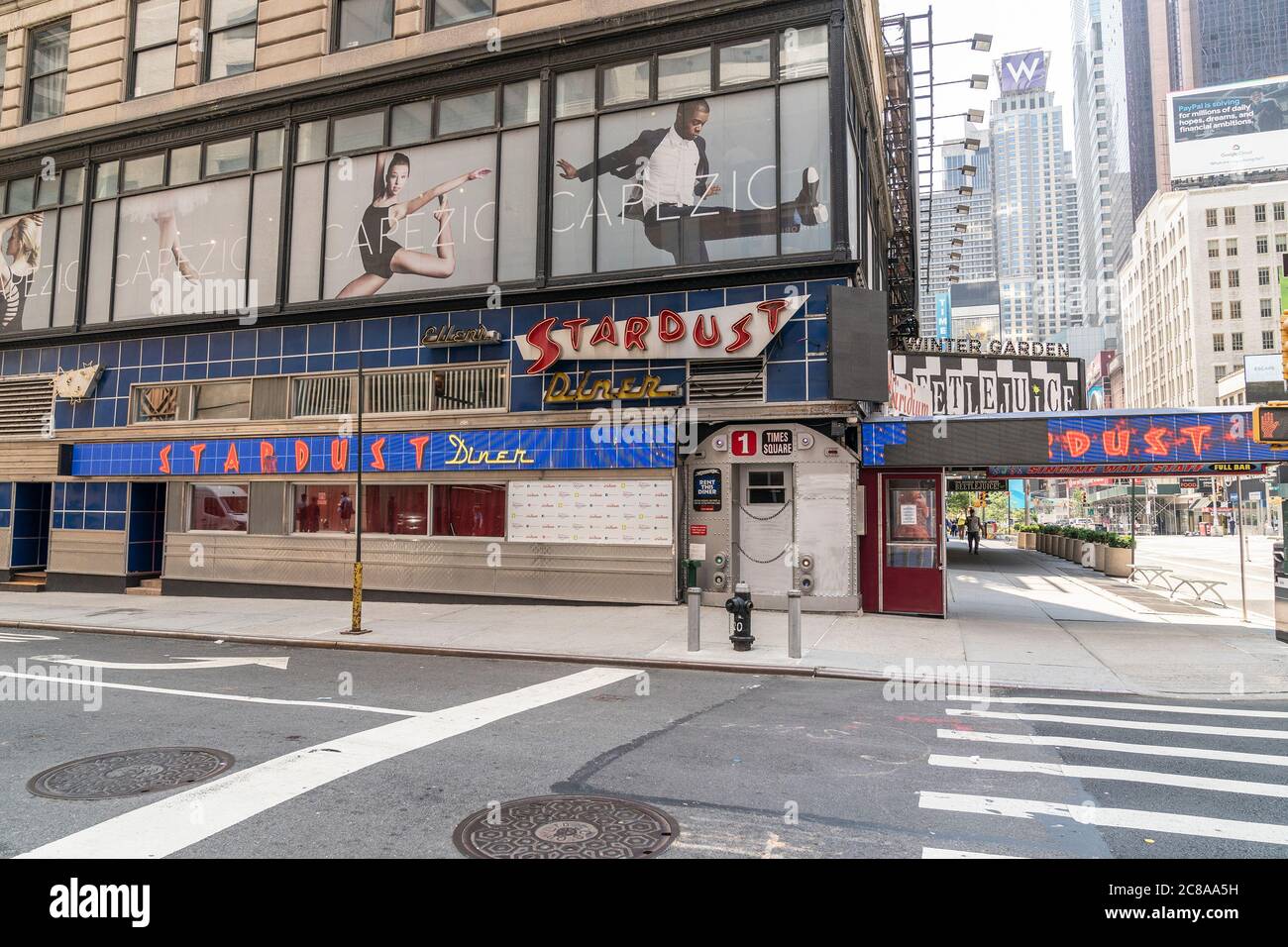 New York, États-Unis. 22 juillet 2020. Vue du célèbre restaurant Ellen's Stardust Diner qui pourrait être forcé de fermer à Manhattan à New York le 22 juillet 2020. Le dîner doit au propriétaire plus de 618,000 $ en loyer. Le propriétaire du restaurant doit payer avant le 7 août. Le restaurant WISE sera fermé. (Photo de Lev Radin/Sipa USA) crédit: SIPA USA/Alay Live News Banque D'Images