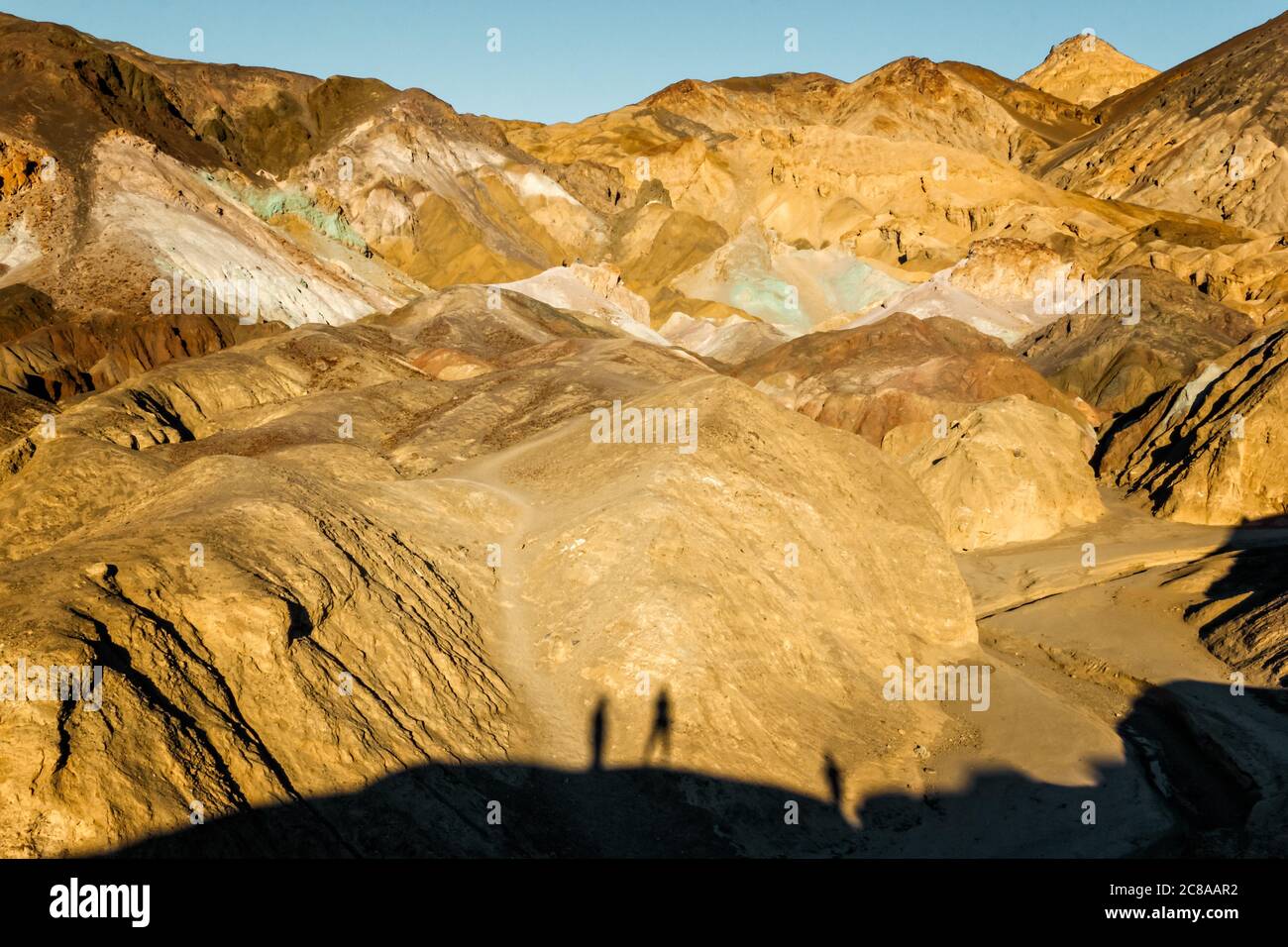 Vue panoramique sur la route de l'artiste dans la Vallée de la mort avec l'ombre des visiteurs sur les rochers Banque D'Images
