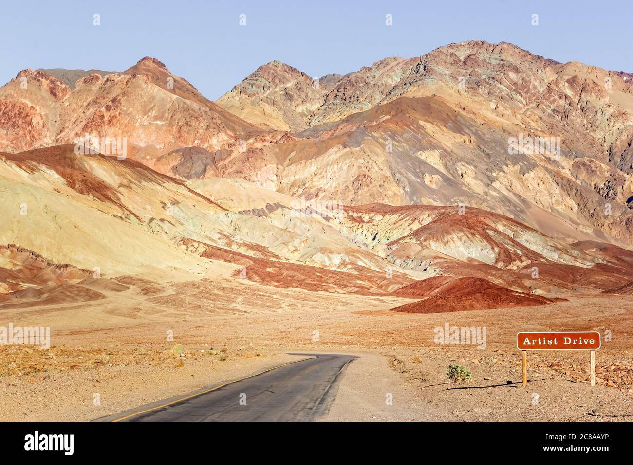Route de l'artiste avec panneau, Parc national de la Vallée de la mort Banque D'Images
