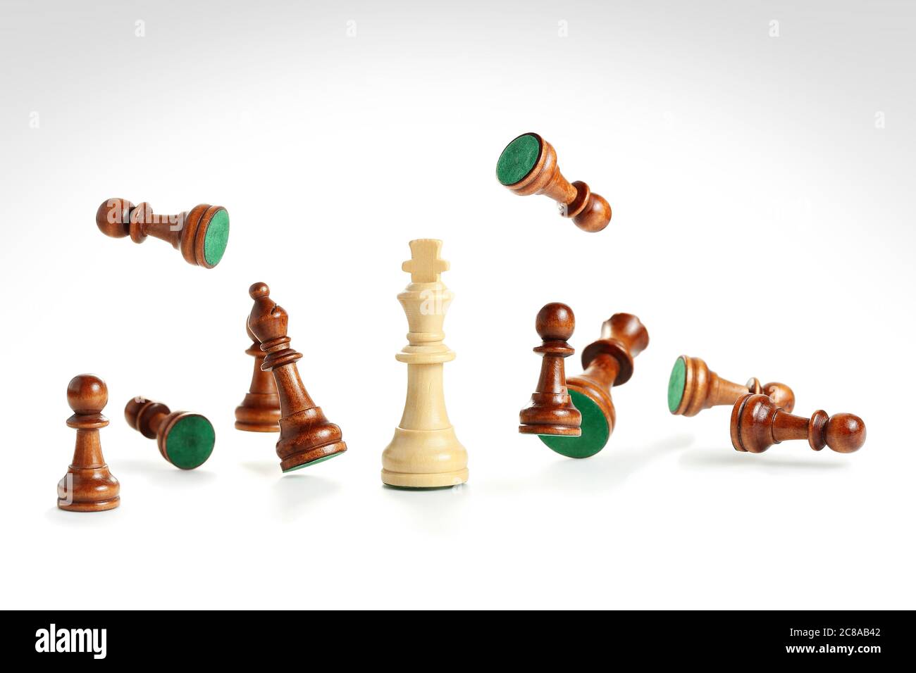 jeu d'échecs blanc roi parmi les pions dispersés sur blanc Banque D'Images