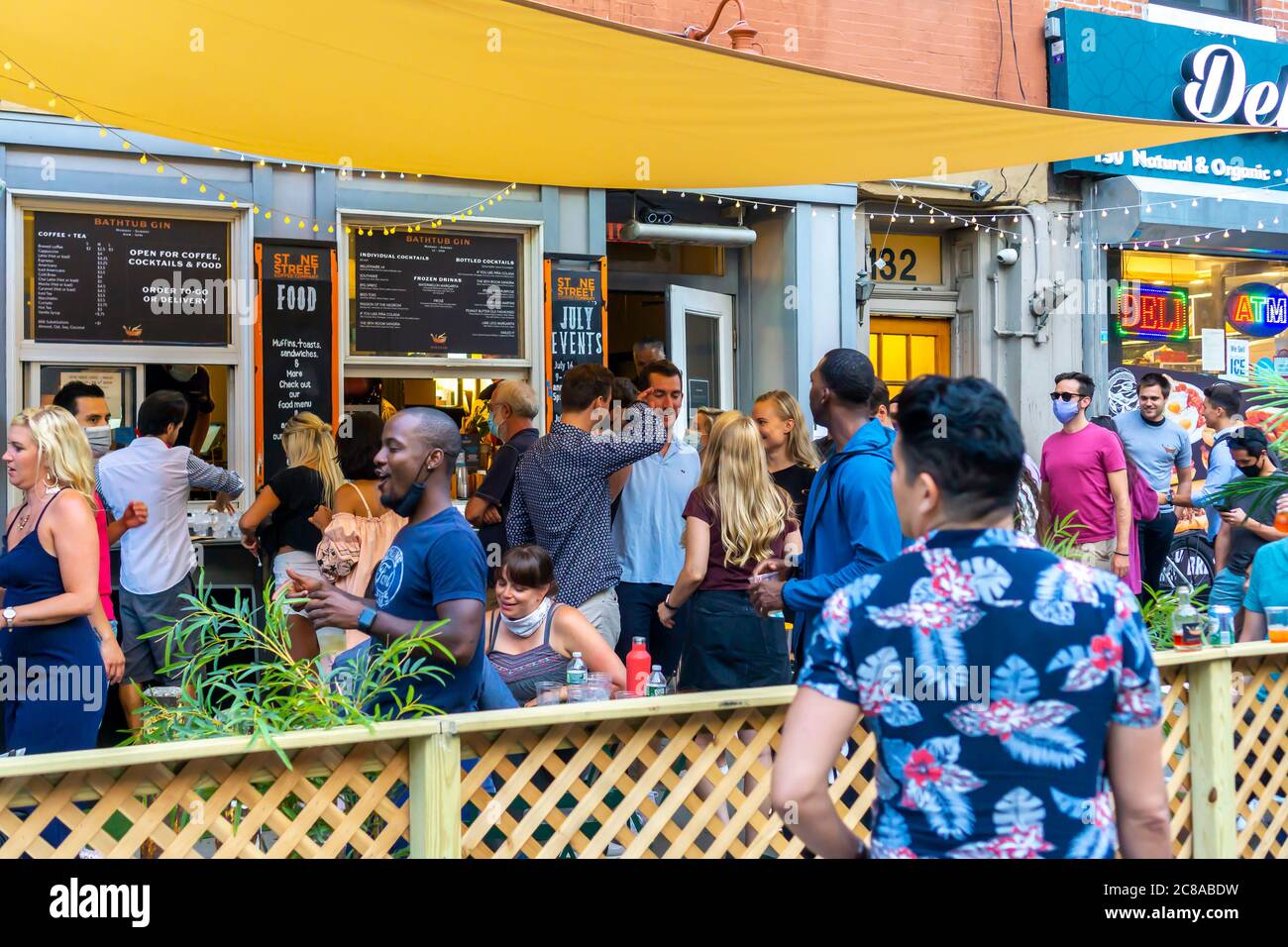 La foule se rassemble à l'extérieur de la baignoire Gin dans le quartier de Chelsea, à New York, tandis que le bar célèbre son 9e anniversaire avec une fête le jeudi 16 juillet 2020. Gov. NYS Andrew Cuomo annoncera des plans pour que la ville entre dans la phase 4 de sa réouverture, mais aucune activité intérieure supplémentaire ne sera autorisée, citant partiellement les problèmes de non-conformité des bars et des restaurants. (© Richard B. Levine) Banque D'Images