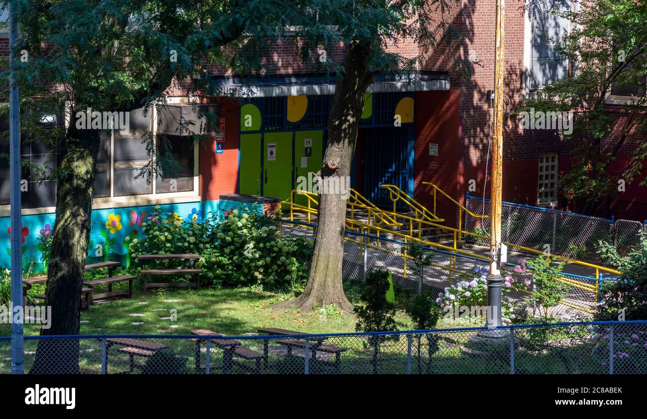 Fermé le PS33 dans le quartier de Chelsea, à New York, le lundi 13 juillet 2020. Gov. NYS Andrew Cuomo a annoncé qu'il prendra une décision cette semaine si les écoles peuvent rouvrir à l'automne (© Richard B. Levine) Banque D'Images