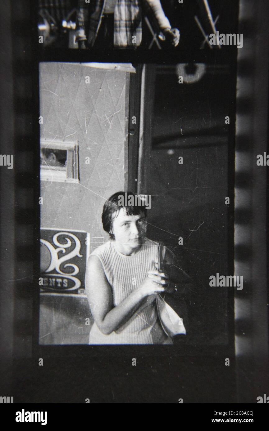 Fine 70s Vintage Contact Imprimer Noir Et Blanc Photographie D Une Femme Moody Et Irritable Photo Stock Alamy