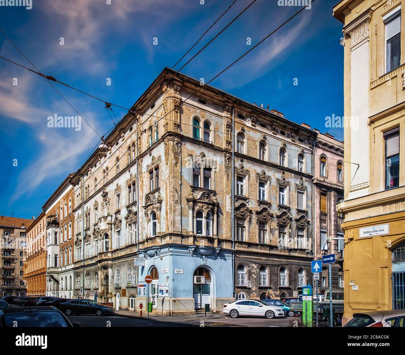 Budapest, Hongrie, mars 2020, un bâtiment avec une sculpture architecturale et une façade délabrée à l'angle des rues Peterdy et Bethlen Gabor Banque D'Images