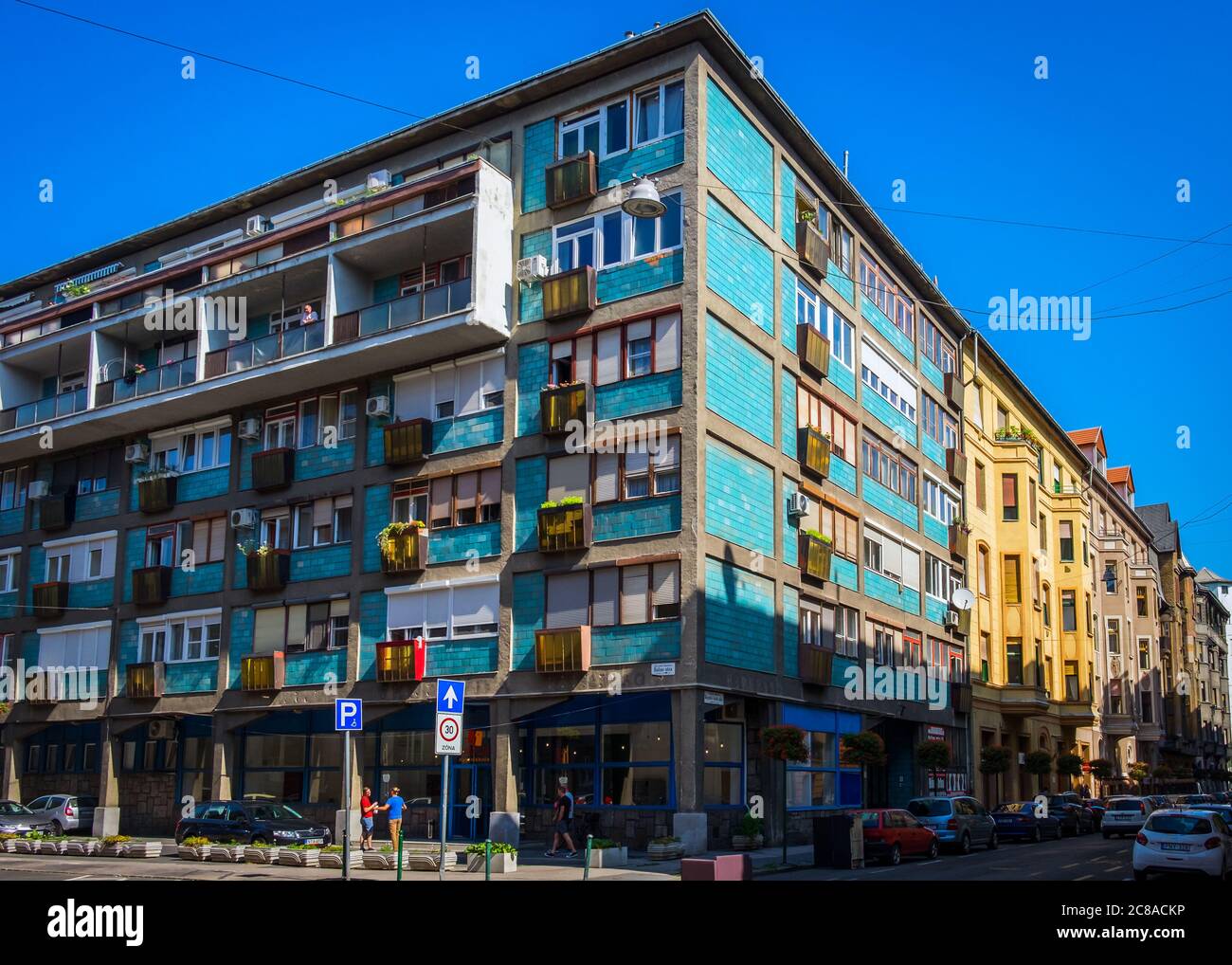 Budapest, Hongrie, août 2019, vue sur un immeuble à faible loyer à l'angle de Balsac et Hegedus Gyula utca Banque D'Images