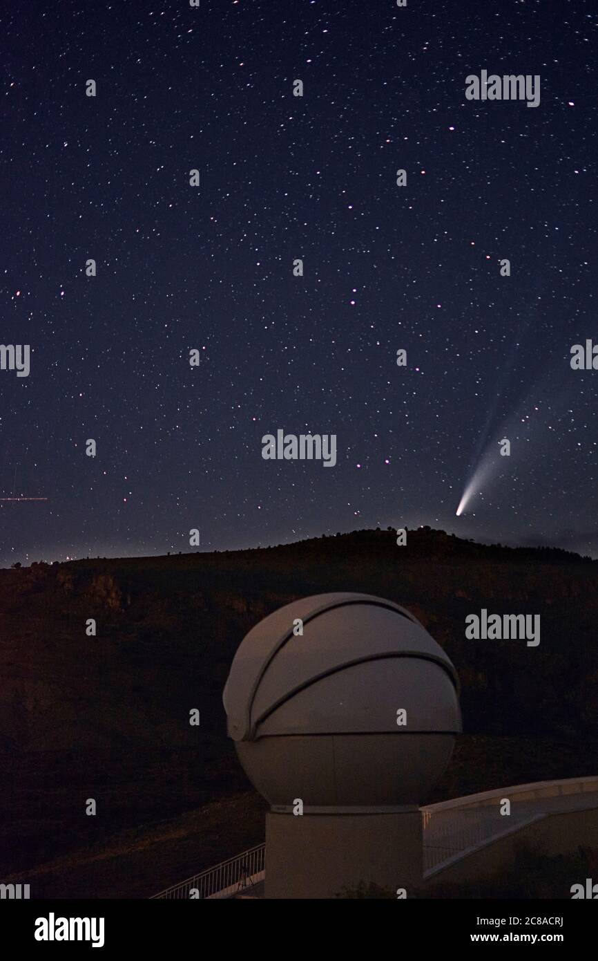 Neowise comet dans ciel étoilé, observatoire astronomique, photographie de nuit, astrophotographie Banque D'Images