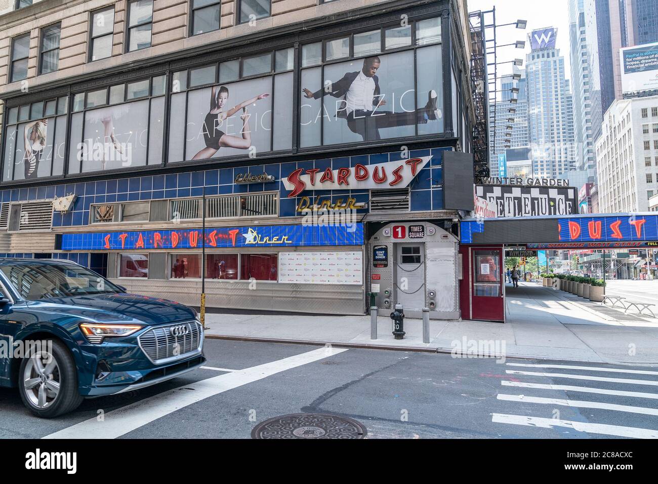 New York, États-Unis. 22 juillet 2020. Vue sur le célèbre restaurant Ellen's Stardust Diner qui pourrait être forcé de fermer à Manhattan. Le dîner doit au propriétaire plus de 618,000 $ en loyer. Le propriétaire du restaurant doit payer avant le 7 août. Le restaurant WISE sera fermé. (Photo de Lev Radin/Pacific Press) crédit: Agence de presse du Pacifique/Alamy Live News Banque D'Images