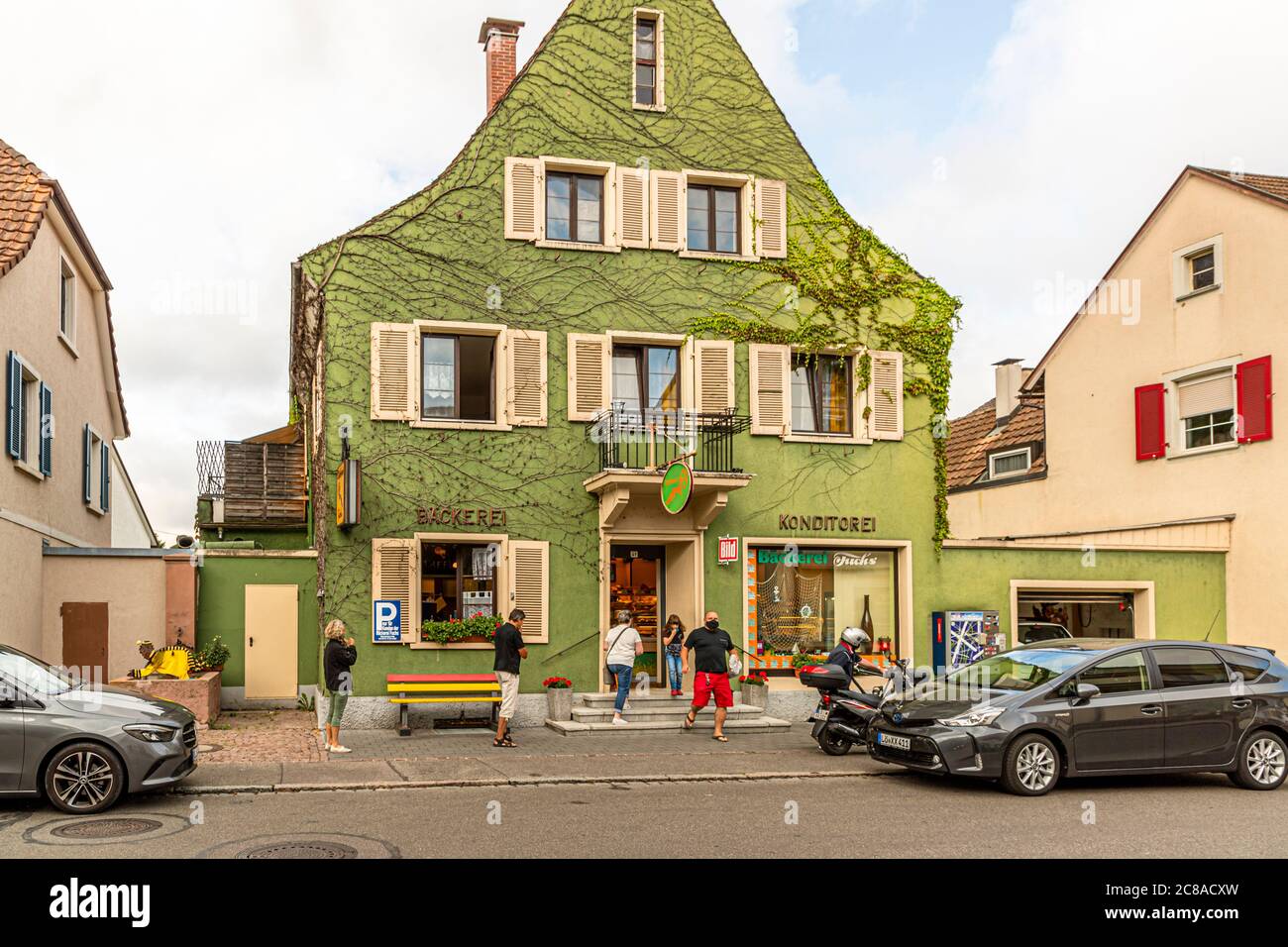 Social distancement en face de la boulangerie allemande à Weil am Rhein, Allemagne Banque D'Images