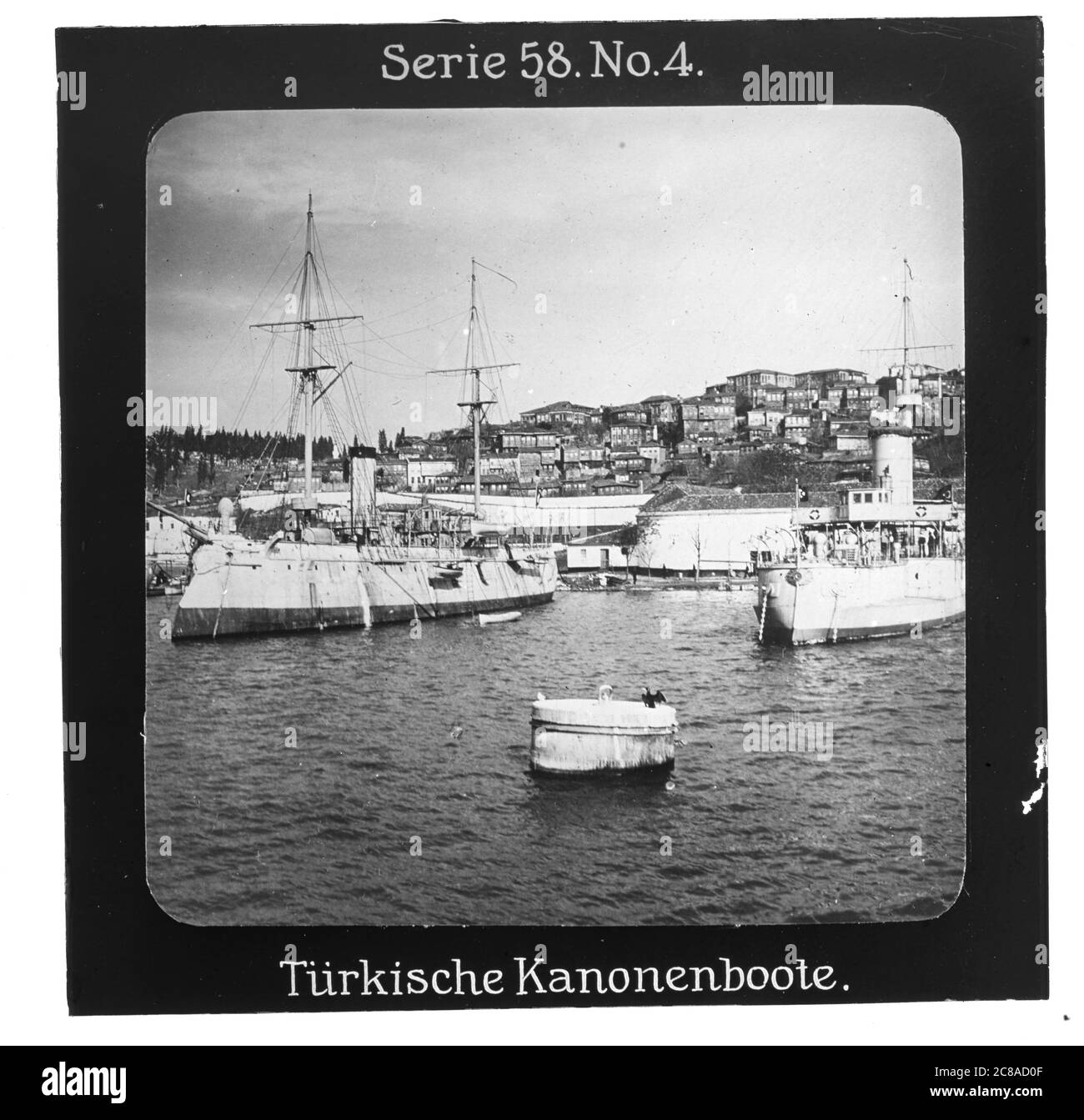 Projection für alle - Der Weltkrieg: An der Türkischen Front. Série 58. N° 4. Türkische Kanonenboote. - Die Firma „projection für alle“ wurde 1905 von Max Skladanowsky (1861-1939) gegründet. Sie produzierte bis 1928 FAST 100 Serien zu je 24 Glassdias im format 8,3 x 8,3 cm im sog. Verfahren. Die Serien umfasten Städte, Länder, Landschaften, Märchen und Sagen, das Alte Testament U. den 1. Weltkrieg. Banque D'Images