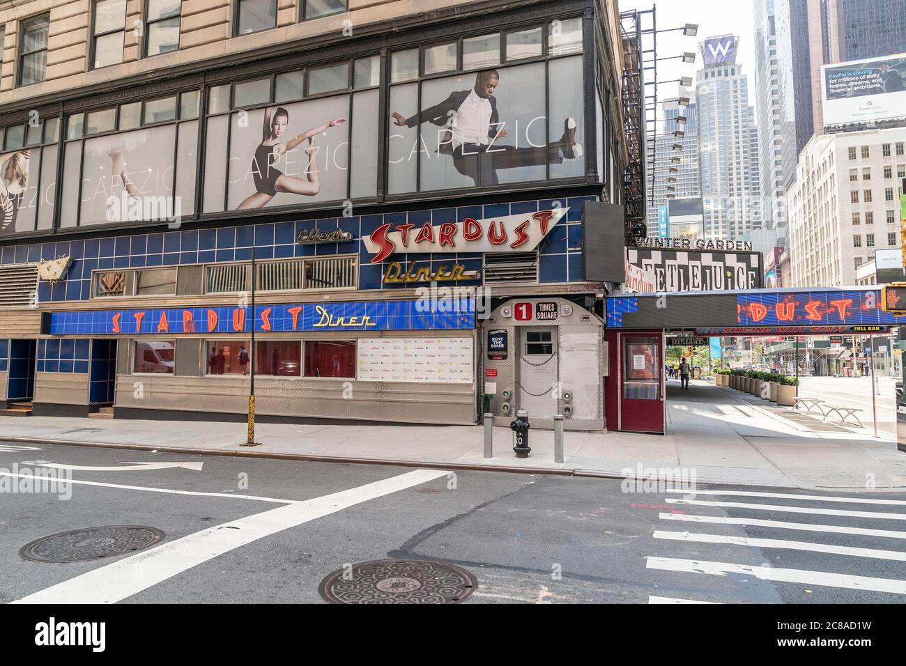New York, États-Unis. 22 juillet 2020. Vue sur le célèbre restaurant Ellen's Stardust Diner qui pourrait être forcé de fermer à Manhattan. Le dîner doit au propriétaire plus de 618,000 $ en loyer. Le propriétaire du restaurant doit payer avant le 7 août. Le restaurant WISE sera fermé. (Photo de Lev Radin/Pacific Press) crédit: Agence de presse du Pacifique/Alamy Live News Banque D'Images