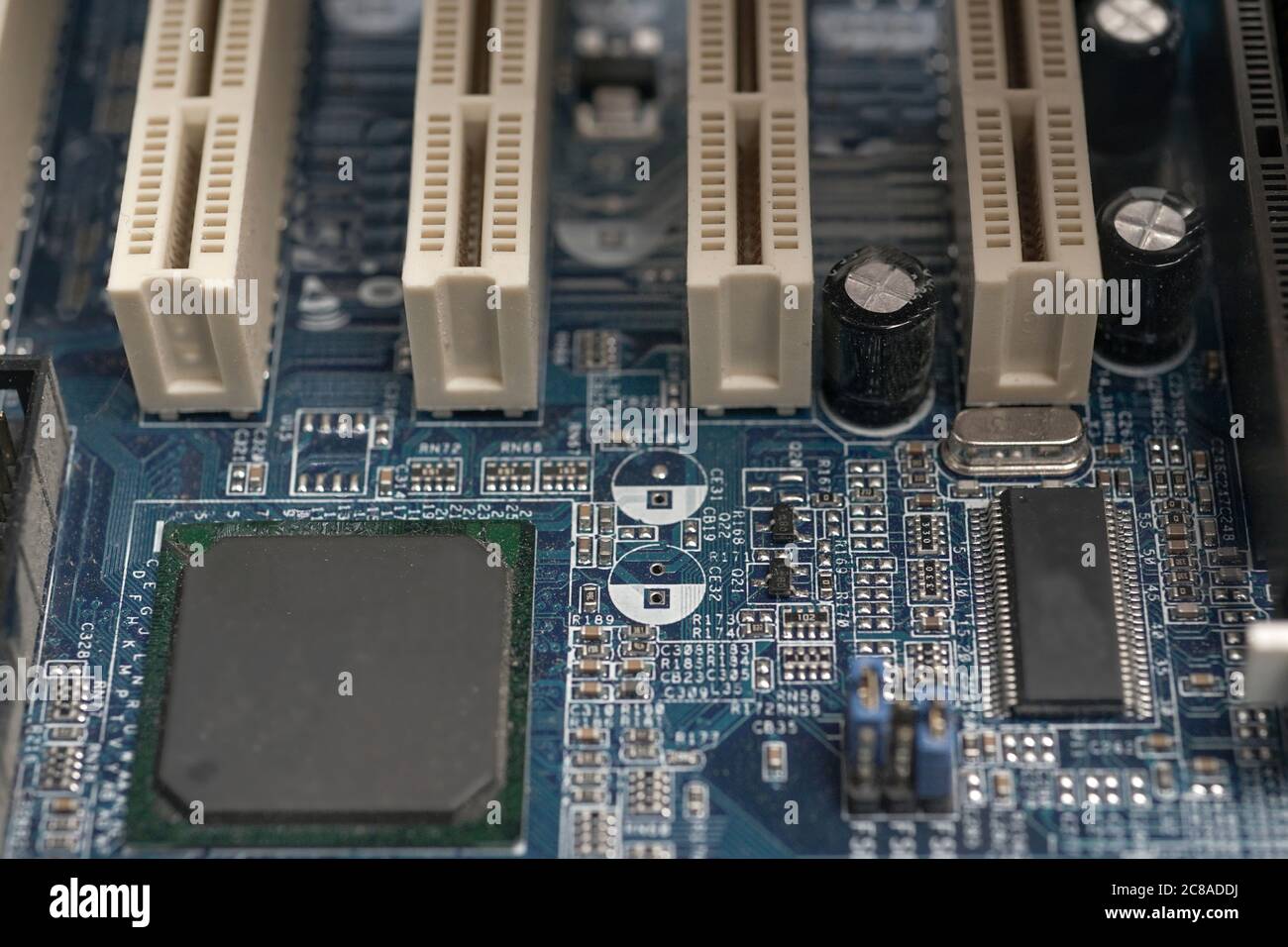 Micro-puce en gros plan sur une carte de circuit imprimé Banque D'Images