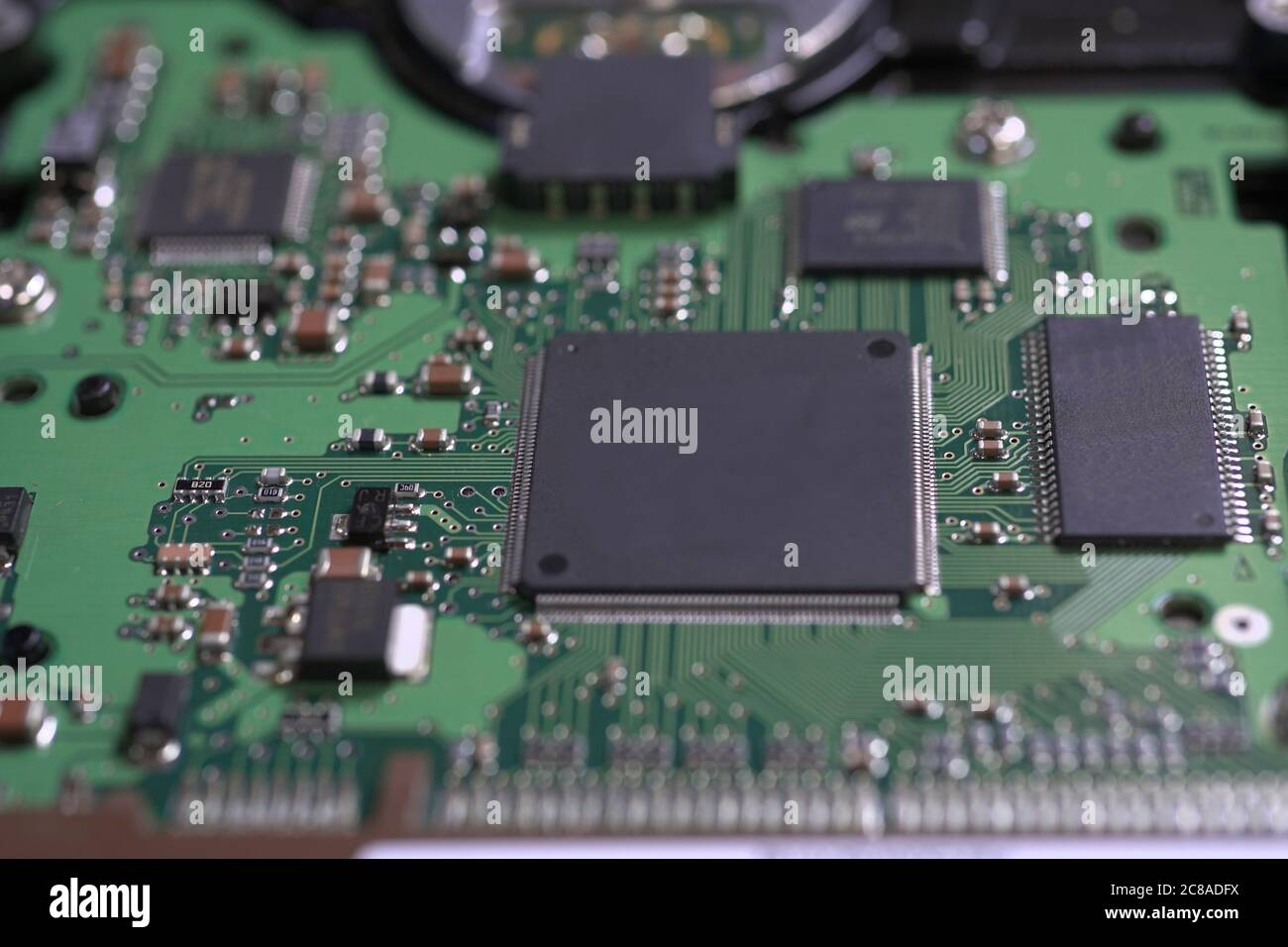 Micro-puce en gros plan sur une carte de circuit imprimé Banque D'Images