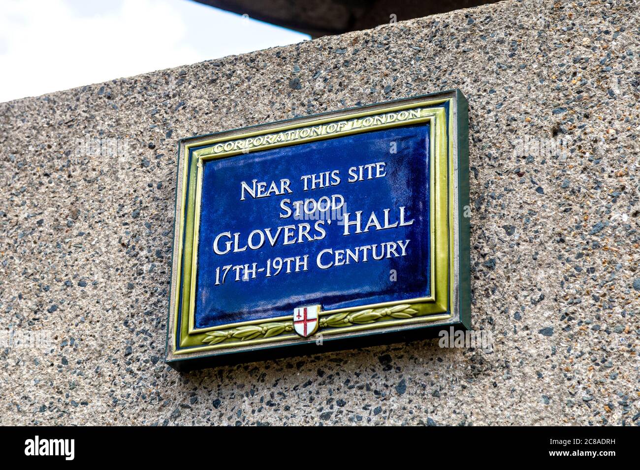 Plaque bleue sur le site de Glovers's Hall au quartier brutaliste de Barbican Estate, Londres, Royaume-Uni Banque D'Images