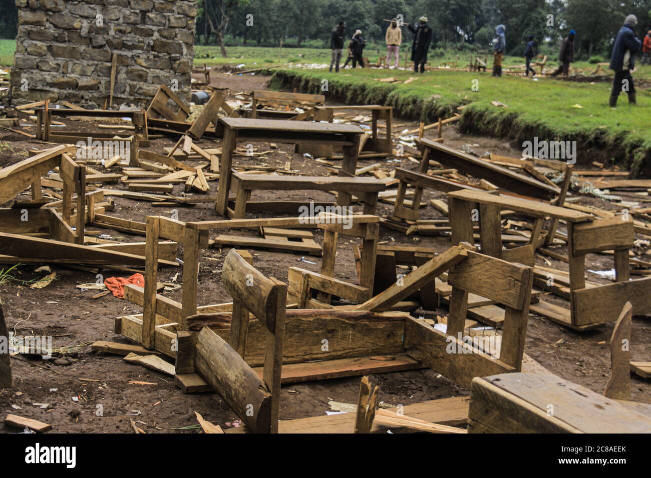 Nakuru, Kenya. 18 juillet 2020. Vue des bureaux scolaires brisés pendant les expulsions.le gouvernement du Kenya expulse avec force les gens qui se seraient installés sur des terres forestières gazées pour ouvrir la voie au reboisement. Des plaintes généralisées ont été déposées sur la façon dont le gouvernement traite la question. Les organisations de droits de l'homme ont dénoncé la force brute exercée sur les personnes qui résidaient prétendument sur les terres forestières, essentiellement des pauvres, terrant l'exercice injuste et illégal. Crédit : James Wakibia/SOPA Images/ZUMA Wire/Alay Live News Banque D'Images